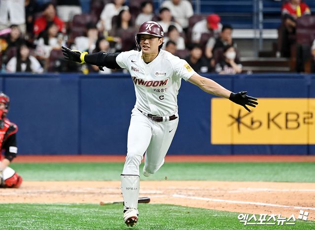 27일 오후 서울 구로구 고척스카이돔에서 열린 '2024 신한 SOL Bank KBO리그' KIA 타이거즈와 키움 히어로즈의 경기, 키움이 송성문의 끝내기 안타에 힘입어 KIA에 6:5 승리를 거두며 위닝시리즈를 달성했다. 9회말 2사 만루 키움 송성문이 끝내기 안타를 날리며 기뻐하고 있다. 엑스포츠뉴스 DB