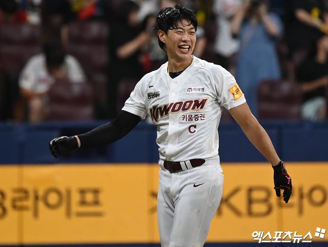 27일 오후 서울 구로구 고척스카이돔에서 열린 '2024 신한 SOL Bank KBO리그' KIA 타이거즈와 키움 히어로즈의 경기, 키움이 송성문의 끝내기 안타에 힘입어 KIA에 6:5 승리를 거두며 위닝시리즈를 달성했다. 9회말 2사 만루 키움 송성문이 끝내기 안타를 날린 후 축하 물세례를 받고 있다. 엑스포츠뉴스 DB