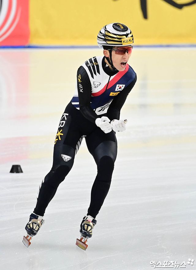 한국 쇼트트랙 대표팀 박지원이 지난달 15일 서울 양천구 목동아이스링크에서 열린 2024-2025 국제빙상경기연맹(ISU) 쇼트트랙 월드투어 4차 대회 마지막 날 혼성 2000m 계주 결승에서 금메달을 따낸 뒤 포효하고 있다. 엑스포츠뉴스 DB