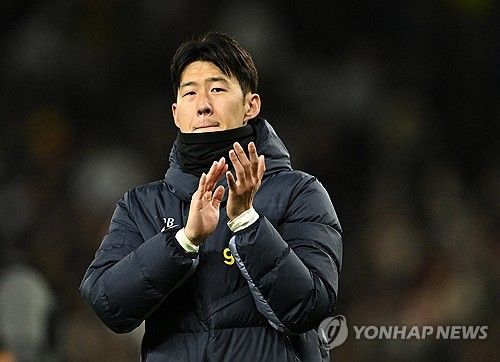 손흥민이 토트넘과 현 계약서 1년 연장 옵션 행사를 마친 뒤에도 끊임 없는 논란에 휩싸이고 있다. 이번 시즌 부상과 부진 등으로 다소 주춤하자 올 여름 그를 이적료 받고 팔아야 할 때라는 주장이 속출하는 중이다. 크리스털 팰리스 전 구단주인 사이먼 조던은 손흥민이 2023년 5월에 받은 탈장 수술을 걸고 넘어지며 '그 이후부터 손흥민은 최고 기량과 조금 떨어져 있었다'고 했다. 하지만 그와 최고의 호흡을 선보인 해리 케인은 손흥민을 가리켜 '전세계 빅리그에서 가장 과소평가된 선수'라며 극찬했다. 연합뉴스