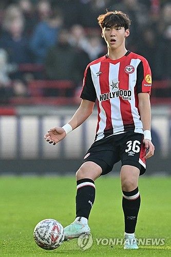 김지수 소속팀 브렌트포드가 11일(한국시간) 영국 브렌트포드에 있는 지테크 커뮤니티 스타디움에서 열린 플리머스 아가일(2부)와의 2024-2025시즌 FA컵 3라운드 홈경기에서 0-1 충격 패를 당했다.&nbsp; 최근 프리미어리그 데뷔전을 치른 김지수가 이날 경기 센터백으로 선발 출장해 팀 선발 데뷔전을 치렀다. 지난 2023년 브렌트포드 입단 이후 1년 반 만에 달성한 성과다.&nbsp;연합뉴스