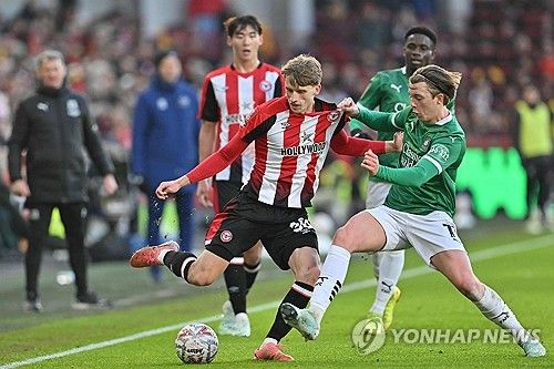 김지수 소속팀 브렌트포드가 11일(한국시간) 영국 브렌트포드에 있는 지테크 커뮤니티 스타디움에서 열린 플리머스 아가일(2부)와의 2024-2025시즌 FA컵 3라운드 홈경기에서 0-1 충격 패를 당했다.&nbsp; 최근 프리미어리그 데뷔전을 치른 김지수가 이날 경기 센터백으로 선발 출장해 팀 선발 데뷔전을 치렀다. 지난 2023년 브렌트포드 입단 이후 1년 반 만에 달성한 성과다.&nbsp;연합뉴스