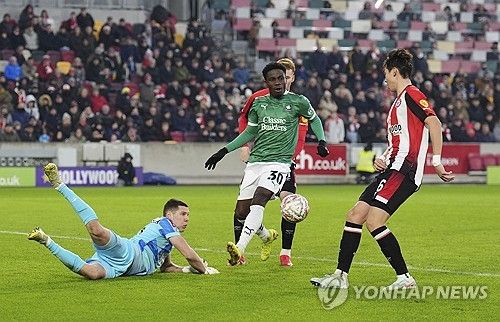 김지수 소속팀 브렌트포드가 11일(한국시간) 영국 브렌트포드에 있는 지테크 커뮤니티 스타디움에서 열린 플리머스 아가일(2부)와의 2024-2025시즌 FA컵 3라운드 홈경기에서 0-1 충격 패를 당했다.&nbsp; 최근 프리미어리그 데뷔전을 치른 김지수가 이날 경기 센터백으로 선발 출장해 팀 선발 데뷔전을 치렀다. 지난 2023년 브렌트포드 입단 이후 1년 반 만에 달성한 성과다.&nbsp;연합뉴스