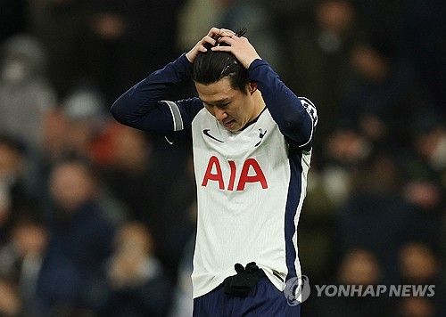 손흥민이 토트넘과 현 계약서 1년 연장 옵션 행사를 마친 뒤에도 끊임 없는 논란에 휩싸이고 있다. 이번 시즌 부상과 부진 등으로 다소 주춤하자 올 여름 그를 이적료 받고 팔아야 할 때라는 주장이 속출하는 중이다. 크리스털 팰리스 전 구단주인 사이먼 조던은 손흥민이 2023년 5월에 받은 탈장 수술을 걸고 넘어지며 '그 이후부터 손흥민은 최고 기량과 조금 떨어져 있었다'고 했다. 하지만 그와 최고의 호흡을 선보인 해리 케인은 손흥민을 가리켜 '전세계 빅리그에서 가장 과소평가된 선수'라며 극찬했다. 연합뉴스