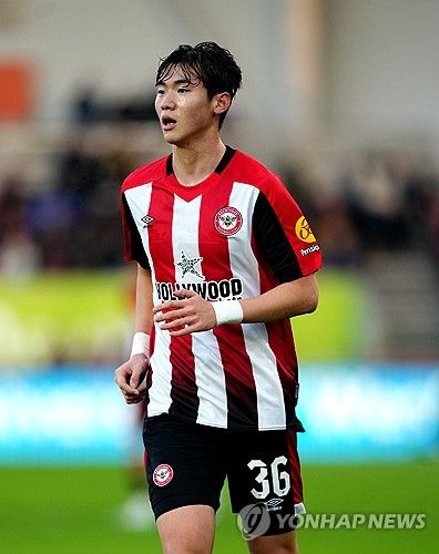 김지수 소속팀 브렌트포드가 11일(한국시간) 영국 브렌트포드에 있는 지테크 커뮤니티 스타디움에서 열린 플리머스 아가일(2부)와의 2024-2025시즌 FA컵 3라운드 홈경기에서 0-1 충격 패를 당했다.&nbsp; 최근 프리미어리그 데뷔전을 치른 김지수가 이날 경기 센터백으로 선발 출장해 팀 선발 데뷔전을 치렀다. 지난 2023년 브렌트포드 입단 이후 1년 반 만에 달성한 성과다.&nbsp;연합뉴스