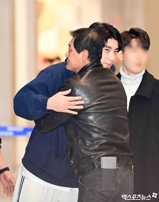 미국프로야구 메이저리그(MLB) 샌프란시스코 자이언츠 소속 이정후가 새 시즌을 준비하기 위해 13일 오후 인천국제공항을 통해 미국으로 출국했다. 이정후가 아버지 이종범 코치와 포옹을 나누고 있다. 인천공항, 박지영 기자