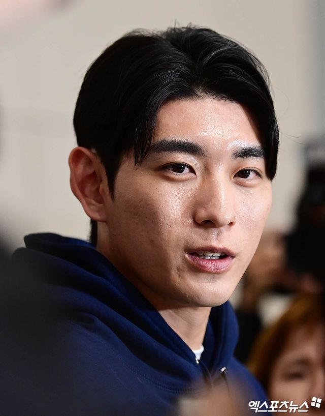 미국프로야구 메이저리그(MLB) 샌프란시스코 자이언츠 소속 이정후가 새 시즌을 준비하기 위해 13일 오후 인천국제공항을 통해 미국으로 출국했다. 이정후가 출국장에서 취재진과 인터뷰를 나누고 있다. 인천공항, 박지영 기자