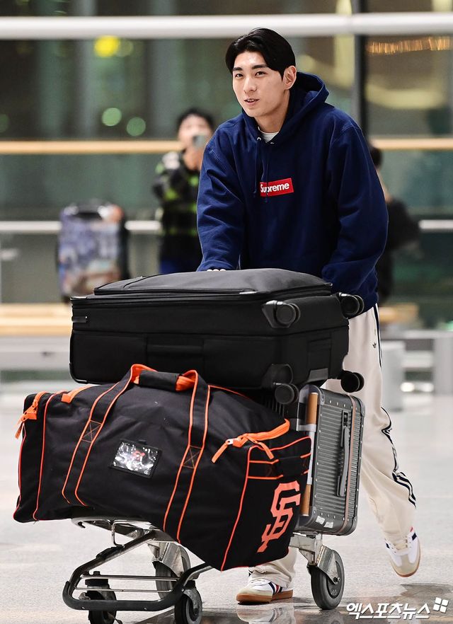 미국프로야구 메이저리그(MLB) 샌프란시스코 자이언츠 소속 이정후가 새 시즌을 준비하기 위해 13일 오후 인천국제공항을 통해 미국으로 출국했다. 이정후가 출국장으로 향하고 있다. 인천공항, 박지영 기자