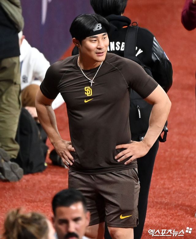21일 오후 서울 구로구 고척스카이돔에서 열리는 '메이저리그(MLB) 월드투어 서울시리즈 2024' LA 다저스와 샌디에이고 파드리스의 경기, 샌디에이고가 LA 다저스에 15:11로 승리하며 전날의 패배를 설욕했다. 경기종료 후 샌디에이고 김하성이 그라운드를 바라보고 있다. 엑스포츠뉴스 DB