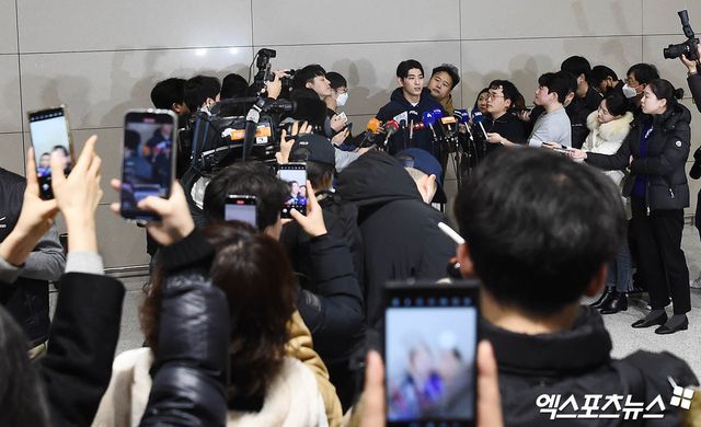 미국프로야구 메이저리그(MLB) 샌프란시스코 자이언츠 소속 이정후가 새 시즌을 준비하기 위해 13일 오후 인천국제공항을 통해 미국으로 출국했다. 이정후가 취재진과 인터뷰를 나누고 있다. 인천공항, 박지영 기자