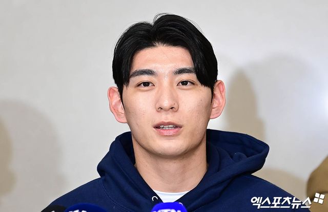 미국프로야구 메이저리그(MLB) 샌프란시스코 자이언츠 소속 이정후가 새 시즌을 준비하기 위해 13일 오후 인천국제공항을 통해 미국으로 출국했다. 이정후가 취재진과 인터뷰를 나누고 있다. 인천공항, 박지영 기자