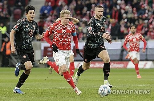 독일 매체 TZ가 13일(한국시간) 다가오는 16일 바이에른 뮌헨과 호펜하임의 경기에서 김민재가 아킬레스 염증을 이유로 휴식을 취할 거라고 전망했다.&nbsp;연합뉴스