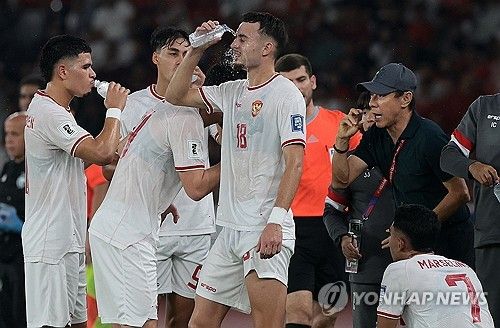 인도네시아 매체 '볼라'가 14일(한국시간) 새 인도네시아 축구 국가대표팀 감독인 클라위베르트가 신태용보다 더 적은 연봉을 받는다고 전했다.&nbsp;연합뉴스
