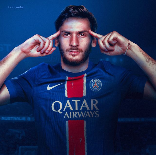 조지아 국적으로 이탈리아에서 활동하는 라샤 코키아쉬빌리가 14일(한국 시각) 흐비차 크바라첼리아가 나폴리에서 PSG로 이적한다고 확인했다.&nbsp;SNS