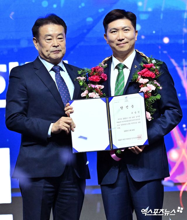 14일 오후 서울 방이동 올림픽공원 올림픽홀에서 '제42대 대한체육회장선거'가 열렸다. 유승민 대한체육회장이 김대년 선거위원장과 기념촬영을 갖고 있다. 올림픽홀, 김한준 기자