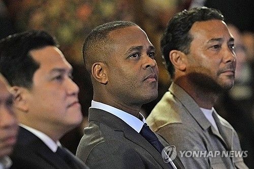 인도네시아 매체 '볼라'가 14일(한국시간) 새 인도네시아 축구 국가대표팀 감독인 클라위베르트가 신태용보다 더 적은 연봉을 받는다고 전했다.&nbsp;연합뉴스