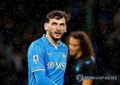 조지아 국적으로 이탈리아에서 활동하는 라샤 코키아쉬빌리가 14일(한국 시각) 흐비차 크바라첼리아가 나폴리에서 PSG로 이적한다고 확인했다.&nbsp;연합뉴스