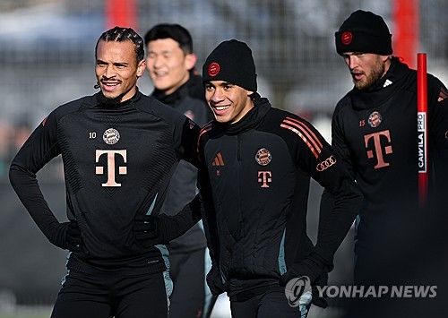 뮌헨이 15일(한국시간) 독일 뮌헨에 있는 사베르너 슈트라세 훈련장에서 호펜하임과의 경기 전 훈련을 진행했다. 이날 김민재도 동료들과 함께 밝은 표정으로 훈련에 임했다.&nbsp;13일 하루 훈련에 제외된 김민재는 휴식을 취한 뒤 바로 팀 훈련에 복귀해 16일 오전 4시 30분 알리안츠 아레나에서 열리는 호펜하임과의 분데스리가 17라운드에 선발 출전 가능성을 높였다. 연합뉴스