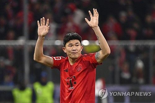 뮌헨이 15일(한국시간) 독일 뮌헨에 있는 사베르너 슈트라세 훈련장에서 호펜하임과의 경기 전 훈련을 진행했다. 이날 김민재도 동료들과 함께 밝은 표정으로 훈련에 임했다.&nbsp;13일 하루 훈련에 제외된 김민재는 휴식을 취한 뒤 바로 팀 훈련에 복귀해 16일 오전 4시 30분 알리안츠 아레나에서 열리는 호펜하임과의 분데스리가 17라운드에 선발 출전 가능성을 높였다. 연합뉴스