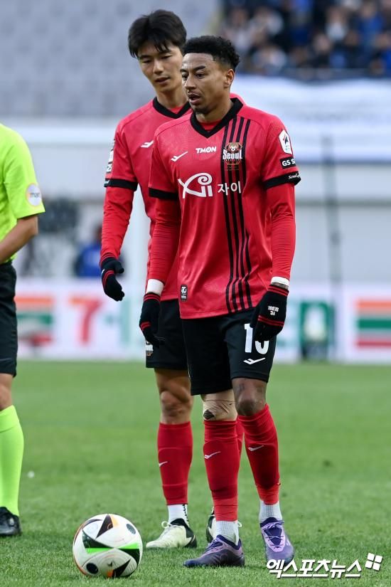 서울이 15일 보도자료를 통해 2025시즌 서울의 새로운 주장으로 린가드, 부주장에는 김진수가 선임됐다. FC서울 김기동 감독이 새 시즌 선수단을 이끌 리더로 린가드와 김진수를 선택했다. 두 선수 모두 매사 솔선수범의 모습으로 선수들 사이에 존경과 신뢰가 두터우며 무엇보다 팀을 하나로 이끌 수 있는 적임자라는 평가를 받아왔다.엑스포츠뉴스DB