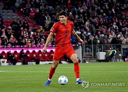 뮌헨이 15일(한국시간) 독일 뮌헨에 있는 사베르너 슈트라세 훈련장에서 호펜하임과의 경기 전 훈련을 진행했다. 이날 김민재도 동료들과 함께 밝은 표정으로 훈련에 임했다.&nbsp;13일 하루 훈련에 제외된 김민재는 휴식을 취한 뒤 바로 팀 훈련에 복귀해 16일 오전 4시 30분 알리안츠 아레나에서 열리는 호펜하임과의 분데스리가 17라운드에 선발 출전 가능성을 높였다. 연합뉴스