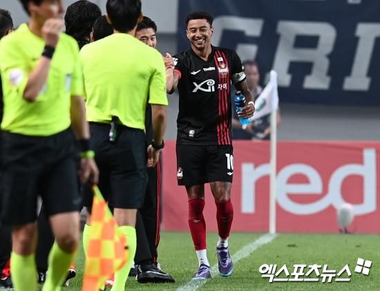 서울이 15일 보도자료를 통해 2025시즌 서울의 새로운 주장으로 린가드, 부주장에는 김진수가 선임됐다. FC서울 김기동 감독이 새 시즌 선수단을 이끌 리더로 린가드와 김진수를 선택했다. 두 선수 모두 매사 솔선수범의 모습으로 선수들 사이에 존경과 신뢰가 두터우며 무엇보다 팀을 하나로 이끌 수 있는 적임자라는 평가를 받아왔다.엑스포츠뉴스DB