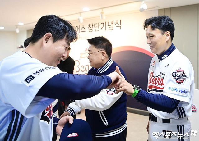 15일 오전 서울 송파구 잠실야구장에서 진행된 '2025 두산 베어스 창단 기념식'에 참석한 두산 주장 양의지가 이승엽 감독과 하이파이브를 나누고 있다. 잠실, 박지영 기자