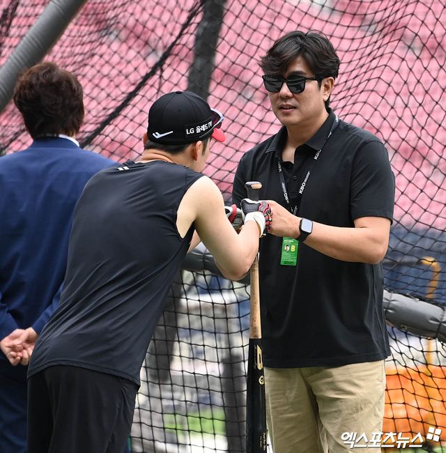 30일 오후 서울 송파구 잠실야구장에서 열리는 '2023 신한은행 SOL KBO리그' 롯데 자이언츠와 LG 트윈스의 경기에 앞서 정민철 해설위원이 LG 박해민과 주먹 인사를 나누고 있다. 엑스포츠뉴스 DB