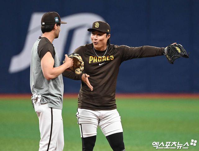 16일 오후 서울 구로구 고척스카이돔에서 '2024 메이저리그 월드투어 서울 시리즈' 샌디에이고 파드리스 훈련이 진행됐다. 이날 훈련에 참석한 샌디에이고 김하성이 훈련 중 동료와 이야기를 나누고 있다. 엑스포츠뉴스 DB
