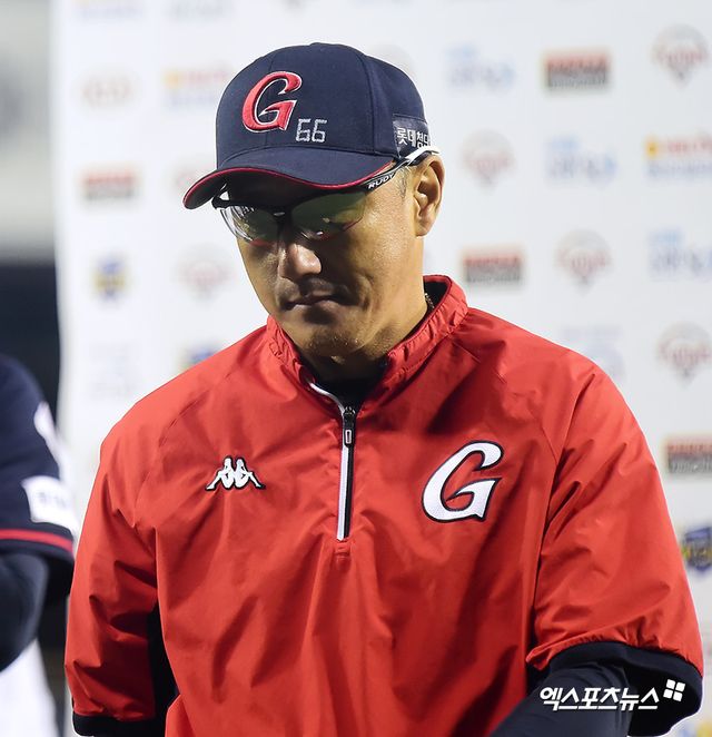 19일 오후 서울 송파구 잠실야구장에서 열린 '2018 신한은행 MY CAR KBO리그' 롯데 자이언츠와 LG 트윈스의 경기, 롯데가 조홍석의 연장 10회 결승타에 힘입어 LG에 15:11 재역전승을 거뒀다. 이날 경기에서 승리한 롯데 조원우 감독이 그라운드를 빠져나오고 있다. 엑스포츠뉴스 DB