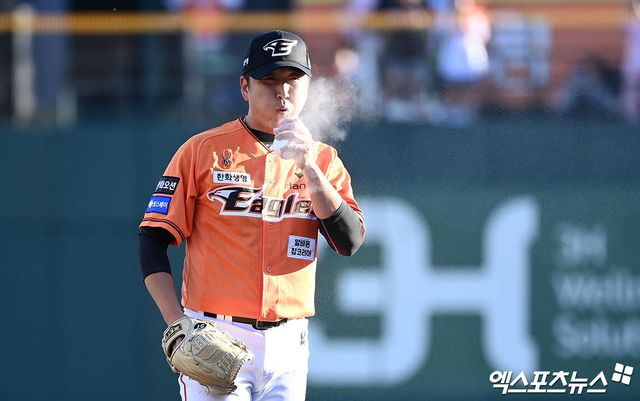 29일 오후 대전한화생명이글스파크에서 열린 '2024 신한 SOL Bank KBO리그' NC 다이노스와 한화 이글스의 경기에 앞서 한화 선발투수 정우람이 피칭을 준비하고 있다. 엑스포츠뉴스 DB