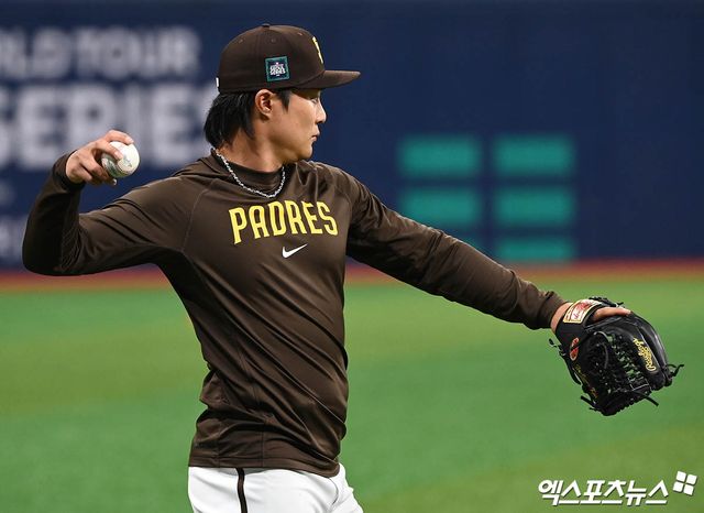16일 오후 서울 구로구 고척스카이돔에서 '2024 메이저리그 월드투어 서울 시리즈' 샌디에이고 파드리스 훈련이 진행됐다. 이날 훈련에 참석한 샌디에이고 김하성이 캐치볼을 하고 있다. 엑스포츠뉴스 DB