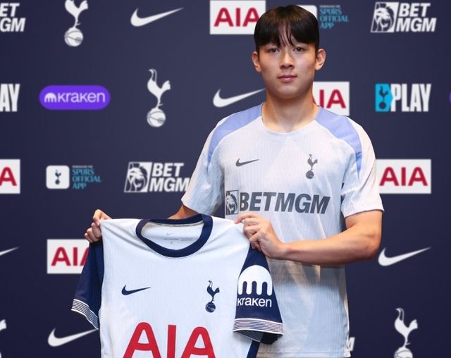 K리그 영플레이어를 수상하고 MVP 후보에 올랐던 초신성 양민혁이 새 팀 토트넘 홋스퍼 유스팀 적응기간을 거칠 것이라는 전망이 나왔다. 토트넘 내부 사정을 잘 아는 폴 오키프는 16일 자신의 SNS에서 가진 팬들과 문답에서 양민혁에 대해 '양민혁이 계속 나오지 못하는 이유는 그에게 영국과 영국 축구에 적응할 시간을 주기 위해서'라고 언급했다. 오키프는 지난해 봄 손흥민의 현 계약서에 1년 연장 옵션이 있다는 것을 가장 먼저 밝혀 화제가 된 인물이다. 한 팬이 '양민혁이 21세 이하(U-21) 팀에서 뛸 수도 있나'라는 질문에는 '좋은 질문이다. 토트넘은 아마 그걸 고려하고 있을 것'이라며 양민혁이 당분간 1군이 아닌 유소년 팀에서 뛰며 적응기를 가질 가능성이 있다고 전망했다. 토트넘