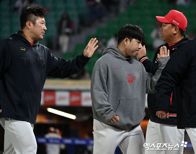 17일 오후 인천SSG랜더스필드에서 열린 '2024 신한 SOL Bank KBO리그' KIA 타이거즈와 SSG 랜더스의 경기, KIA가 김도영의 멀티 홈런에 힘입어 SSG에 11:3으로 대승을 거두며 전날 패배를 설욕했다. 이날 경기에서 승리한 KIA 이범호 감독이 최형우와 하이파이브를 하고 있다. 엑스포츠뉴스 DB