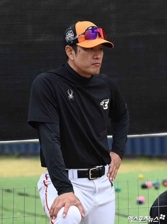 19일 호주 멜버른 볼파크에서 2024 한화 이글스 스프링캠프가 진행됐다. 한화 박승민 투수코치가 투수들의 불펜 피칭을 지켜보고 있다. 엑스포츠뉴스 DB