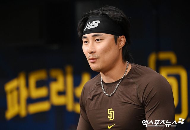 16일 오후 서울 구로구 고척스카이돔에서 '2024 메이저리그 월드투어 서울 시리즈' LA 다저스 공식 훈련이 진행됐다. 샌디에이고 김하성이 LA 다저스 무키 베츠의 훈련을 지켜보고 있다. 엑스포츠뉴스 DB