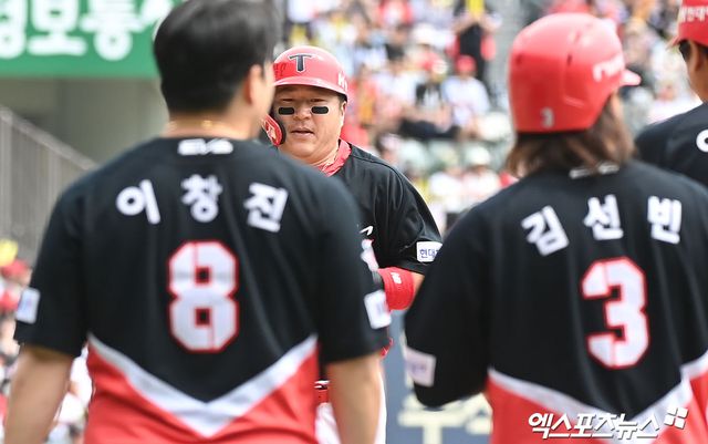 28일 오후 서울 송파구 잠실야구장에서 열린 '2024 신한 SOL Bank KBO리그' KIA 타이거즈와 LG 트윈스의 경기, 1회초 1사 1,2루 KIA 최형우가 스리런 홈런을 날린 후 그라운드를 돌고 있다. 엑스포츠뉴스 DB
