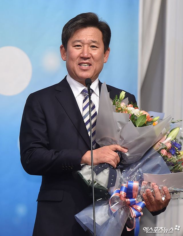 12일 오전 서울 청담동 리베라호텔에서 '2017 휘슬러코리아 일구상' 시상식이 열렸다. 이날 시상식에 참석한 KIA 조계현 단장이 프런트상 수상 후 소감을 밝히고 있다. 엑스포츠뉴스 DB