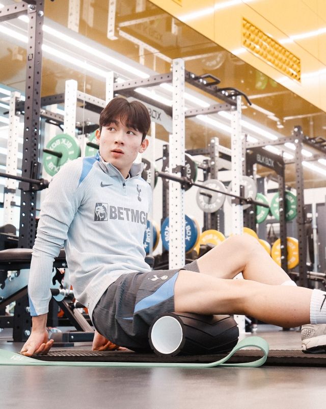 대한민국 윙어 양민혁이 토트넘 홋스퍼 유소년 레벨로 평가되면서 1군 데뷔전 기회가 기약 없이 연기될 것이라는 견해가 나왔다. 양민혁은 2025년 새해가 되면서 토트넘 1군 명단에 등록할 수 있게 됐는데 아직까지 1군 데뷔전을 갖지 못했다. 지난 4일 뉴캐슬과의 프리미어리그 20라운드를 벤치가 아닌 관중석에 지켜봤고, 이후 9일 리버풀과의 2024-2025시즌 카라바오컵 준결승 1차전을 앞두고 등번호 18번을 배정 받았을 뿐만 아니라 처음으로 출전 명단에 이름을 올렸다. 그러나 지난 12일 5부리그 클럽인 탬워스FC와 FA컵 3라운드(64강) 원정 경기, 16일 프리미어리그 아스널 원정에서 연달아 명단 제외됐다. 지난달 말 글로벌 매체 '디 애슬레틱'이 '양민혁은 당장은 아카데미 수준'이라고 평가한 것이 맞다는 분석이 나오고 있다. 토트넘