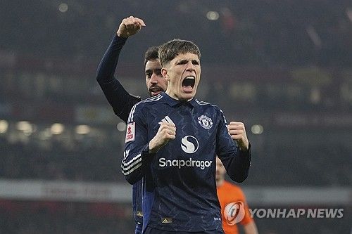 영국 공영방송 BBC는 17일(한국시간) 맨체스터 유나이티드는 알레한드로 가르나초에 대한 나폴리의 제안을 거부했다고 보도했다. 나폴리는 최근 조지아 윙어 흐비차 크바라츠헬리아가 파리 생제르맹(PSG) 이적을 목전에 두자 대체자로 가르나초를 낙점했다. 나폴리는 가르나초 영입을 위해 이적료 4000만 파운드(약 711억원)를 제시했는데 이는 맨유가 원하는 액수보다 낮아 거절 당했다. 연합뉴스