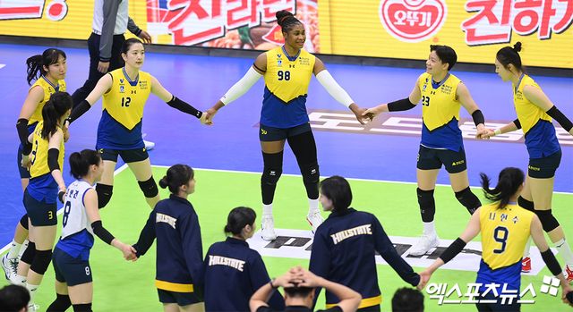 17일 오후 경기도 수원실내체육관에서 열린 ‘도드람 2024-2025 V-리그’ 현대건설과 IBK기업은행의 경기, 현대건설이 세트 스코어 3:0(25:18 25:15 25:21)로 승리를 거뒀다. 경기를 승리로 마친 현대건설 선수들이 기뻐하고 있다. 수원, 고아라 기자