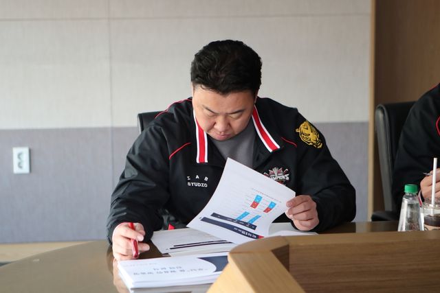 통합 2연패를 목표로 2025시즌을 준비 중인 KIA 타이거즈가 16일 광주-KIA챔피언스필드 대회의실에서 코칭스태프 전략 세미나를 진행했다. 전력분석 파트에서는 최근 10년간 리그에서 2년 연속 통합 우승 팀이 없었던 요인을 분석하고 올 시즌 구단이 보완해야 할 점에 대해 제시했다. 또한 각 파트별 지난 시즌 리뷰 및 올 시즌 목표 설정 등에 대해 논의하는 시간을 가졌다. KIA 타이거즈