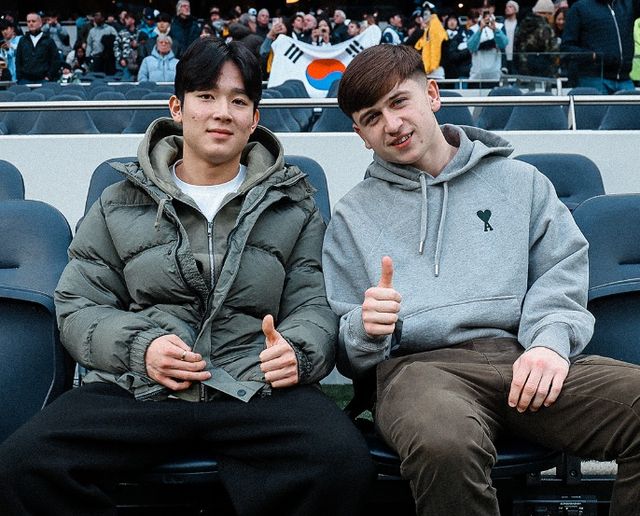 대한민국 윙어 양민혁이 토트넘 홋스퍼 유소년 레벨로 평가되면서 1군 데뷔전 기회가 기약 없이 연기될 것이라는 견해가 나왔다. 양민혁은 2025년 새해가 되면서 토트넘 1군 명단에 등록할 수 있게 됐는데 아직까지 1군 데뷔전을 갖지 못했다. 지난 4일 뉴캐슬과의 프리미어리그 20라운드를 벤치가 아닌 관중석에 지켜봤고, 이후 9일 리버풀과의 2024-2025시즌 카라바오컵 준결승 1차전을 앞두고 등번호 18번을 배정 받았을 뿐만 아니라 처음으로 출전 명단에 이름을 올렸다. 그러나 지난 12일 5부리그 클럽인 탬워스FC와 FA컵 3라운드(64강) 원정 경기, 16일 프리미어리그 아스널 원정에서 연달아 명단 제외됐다. 지난달 말 글로벌 매체 '디 애슬레틱'이 '양민혁은 당장은 아카데미 수준'이라고 평가한 것이 맞다는 분석이 나오고 있다. 토트넘