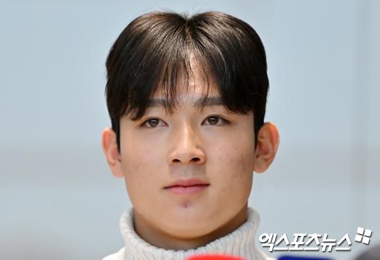 2006년생 양민혁은 지난해 K리그를 수놓은 한국 최고 유망주다. 하지만 토트넘에서는 기를 펴지 못하고 있다. 1군 데뷔는커녕 유소년 아카데미부터다시 시작해야 할 판이다.&nbsp;손흥민의 조언이 현실로 다가온 상황이다. 손흥민은 K리그와 프리미어리그는 다르며, 프리미어리그에서도 최고의 선수로 성장하기 위해서는 언어, 문화, 피지컬, 인성, 가족과 떨어져 혼자 지내는 것 등 모든 게 완벽히 준비돼야 한다고 직설적인 조언을 남긴 적이 있다. 엑스포츠뉴스DB