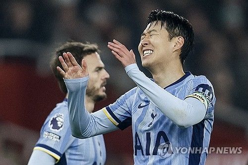 2006년생 양민혁은 지난해 K리그를 수놓은 한국 최고 유망주다. 하지만 토트넘에서는 기를 펴지 못하고 있다. 1군 데뷔는커녕 유소년 아카데미부터다시 시작해야 할 판이다.&nbsp;손흥민의 조언이 현실로 다가온 상황이다. 손흥민은 K리그와 프리미어리그는 다르며, 프리미어리그에서도 최고의 선수로 성장하기 위해서는 언어, 문화, 피지컬, 인성, 가족과 떨어져 혼자 지내는 것 등 모든 게 완벽히 준비돼야 한다고 직설적인 조언을 남긴 적이 있다. 연합뉴스