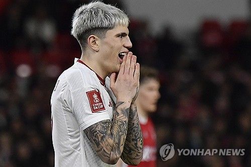 영국 공영방송 BBC는 17일(한국시간) 맨체스터 유나이티드는 알레한드로 가르나초에 대한 나폴리의 제안을 거부했다고 보도했다. 나폴리는 최근 조지아 윙어 흐비차 크바라츠헬리아가 파리 생제르맹(PSG) 이적을 목전에 두자 대체자로 가르나초를 낙점했다. 나폴리는 가르나초 영입을 위해 이적료 4000만 파운드(약 711억원)를 제시했는데 이는 맨유가 원하는 액수보다 낮아 거절 당했다. 연합뉴스