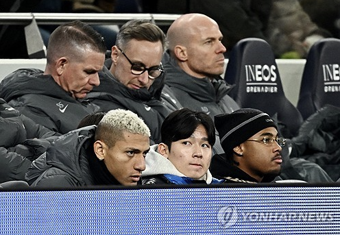 대한민국 윙어 양민혁이 토트넘 홋스퍼 유소년 레벨로 평가되면서 1군 데뷔전 기회가 기약 없이 연기될 것이라는 견해가 나왔다. 양민혁은 2025년 새해가 되면서 토트넘 1군 명단에 등록할 수 있게 됐는데 아직까지 1군 데뷔전을 갖지 못했다. 지난 4일 뉴캐슬과의 프리미어리그 20라운드를 벤치가 아닌 관중석에 지켜봤고, 이후 9일 리버풀과의 2024-2025시즌 카라바오컵 준결승 1차전을 앞두고 등번호 18번을 배정 받았을 뿐만 아니라 처음으로 출전 명단에 이름을 올렸다. 그러나 지난 12일 5부리그 클럽인 탬워스FC와 FA컵 3라운드(64강) 원정 경기, 16일 프리미어리그 아스널 원정에서 연달아 명단 제외됐다. 지난달 말 글로벌 매체 '디 애슬레틱'이 '양민혁은 당장은 아카데미 수준'이라고 평가한 것이 맞다는 분석이 나오고 있다. 연합뉴스