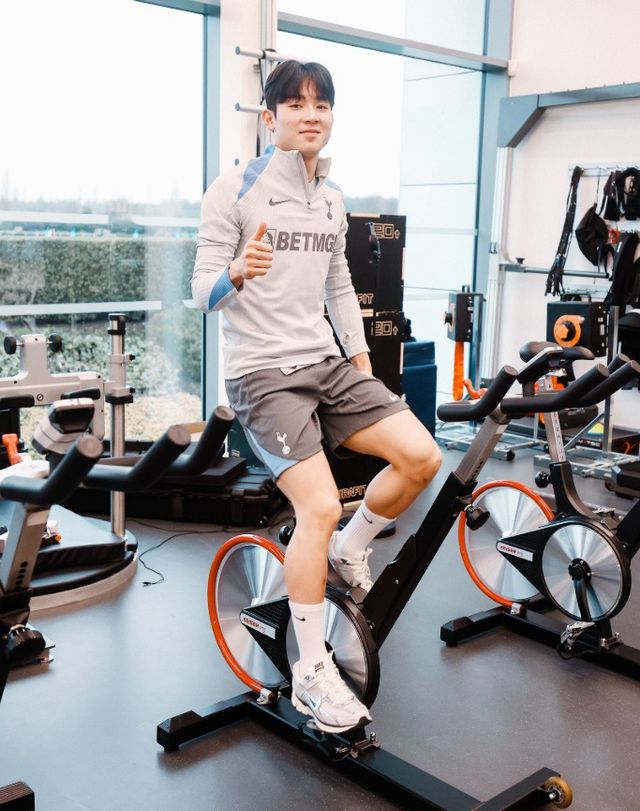 대한민국 윙어 양민혁이 토트넘 홋스퍼 유소년 레벨로 평가되면서 1군 데뷔전 기회가 기약 없이 연기될 것이라는 견해가 나왔다. 양민혁은 2025년 새해가 되면서 토트넘 1군 명단에 등록할 수 있게 됐는데 아직까지 1군 데뷔전을 갖지 못했다. 지난 4일 뉴캐슬과의 프리미어리그 20라운드를 벤치가 아닌 관중석에 지켜봤고, 이후 9일 리버풀과의 2024-2025시즌 카라바오컵 준결승 1차전을 앞두고 등번호 18번을 배정 받았을 뿐만 아니라 처음으로 출전 명단에 이름을 올렸다. 그러나 지난 12일 5부리그 클럽인 탬워스FC와 FA컵 3라운드(64강) 원정 경기, 16일 프리미어리그 아스널 원정에서 연달아 명단 제외됐다. 지난달 말 글로벌 매체 '디 애슬레틱'이 '양민혁은 당장은 아카데미 수준'이라고 평가한 것이 맞다는 분석이 나오고 있다. 토트넘