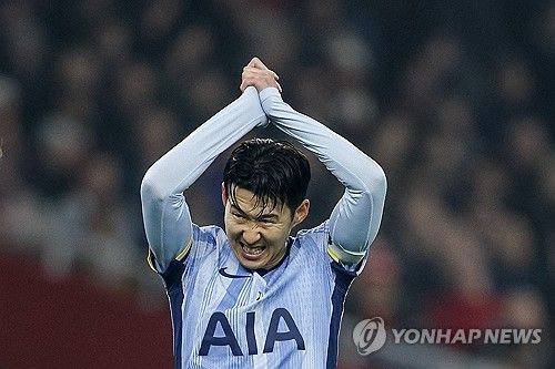 영국 공영방송 BBC는 17일(한국시간) 맨체스터 유나이티드는 알레한드로 가르나초에 대한 나폴리의 제안을 거부했다고 보도했다. 나폴리는 최근 조지아 윙어 흐비차 크바라츠헬리아가 파리 생제르맹(PSG) 이적을 목전에 두자 대체자로 가르나초를 낙점했다. 나폴리는 가르나초 영입을 위해 이적료 4000만 파운드(약 711억원)를 제시했는데 이는 맨유가 원하는 액수보다 낮아 거절 당했다. 연합뉴스