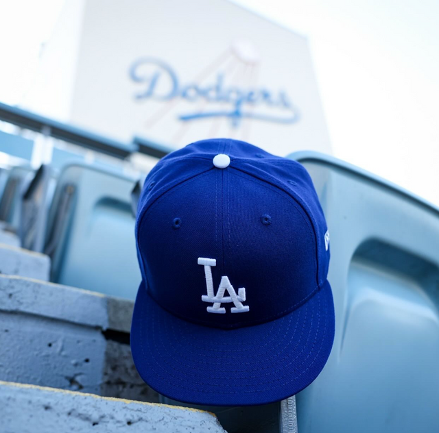 2001년생 일본인 투수 사사키 로키가 18일 미국 메이저리그 LA 다저스와 계약을 맺었다고 밝혔다. 사사키는 18일 자신의 인스타그램 계정을 통해 LA 다저스 모자와 로고가 담긴 사진을 게재하고 '다저스와 마이너 계약을 맺었다. 무척 어려운 결정이었지만, 나중에 야구 일생을 마치고 돌아봤을 때 옳은 결정이었다고 생각할 수 있도록 노력하겠다'고 밝혔다. 메이저리그는 만 25세 이하, 프로 입단 후 6년 미만의 선수에 대해 국제아마추어 선수 계약을 적용하고 있다. 올해 만 24세인 사사키는 미일 프로야구 협정에 따라 일반 자유계약선수(FA)가 아닌 국제 아마추어 선수로 분류된다. 사사키는 이번 계약으로 오타니 쇼헤이, 김혜성과 올시즌 한솥밥을 먹게 됐다. 사사키 로키 SNS